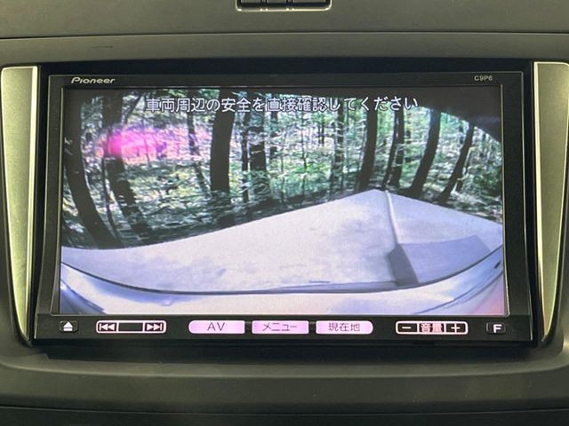 【バックカメラ】駐車時に後方がリアルタイム映像で確認できます。大型商業施設や立体駐車場での駐車時や、夜間のバック時に大活躍!運転スキルに関わらず、今や必須となった装備のひとつです!