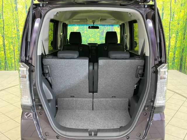 積み下ろしのしやすいデッキにはたっぷりと荷物を積み込んでいただけます。遊びから仕事まで、様々なシーンで頼れます♪