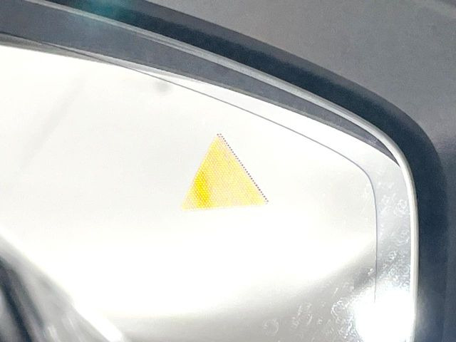 【ブラインドスポットモニタリング】走行中、ドアミラーの死角になりやすい箇所に後続車が接近するとサイドミラー付近に警告を表示、ドライバーに注意喚起をしてくれます。