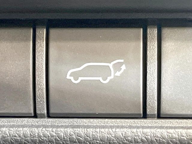 【パワーバックドア】スマートキーや運転席のボタンを押すだけでリアゲートが自動で開閉します!荷物を持っている時や、高い位置にあるバックドアを閉める際に便利な機能です♪