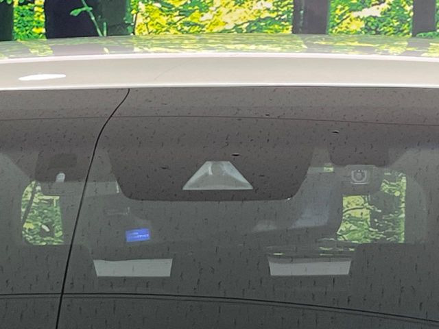 【トヨタセーフティセンス】走行中に前方の車両等を認識し、衝突しそうな時は警報とブレーキで衝突回避と被害軽減をアシスト。より安全にドライブをお楽しみいただけます。