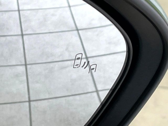 【ブラインドスポットモニター】走行中、ドアミラーの死角になりやすい箇所に後続車が接近するとサイドミラーのレンズに警告を表示!ドライバーに注意喚起をしてくれます。
