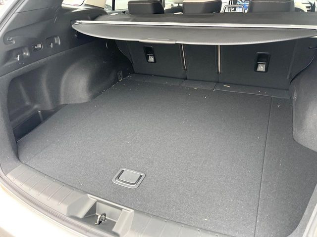 【パワーバックドア】スマートキーや運転席のボタンを押すだけでリアゲートが自動で開閉します!荷物を持っている時や、高い位置にあるバックドアを閉める際に便利な機能です♪