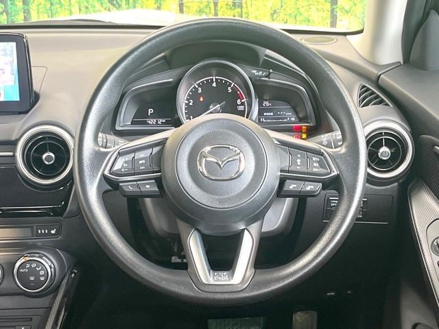 �C���e���A�ɍ��킹���f�U�C���̃X�e�A�����O�́A�^�]�������̂��Ƃ��l���A�^�]���₷���`��A�傫���ł��B�����x�A���ۂɐG���Ă��m���߂��������B