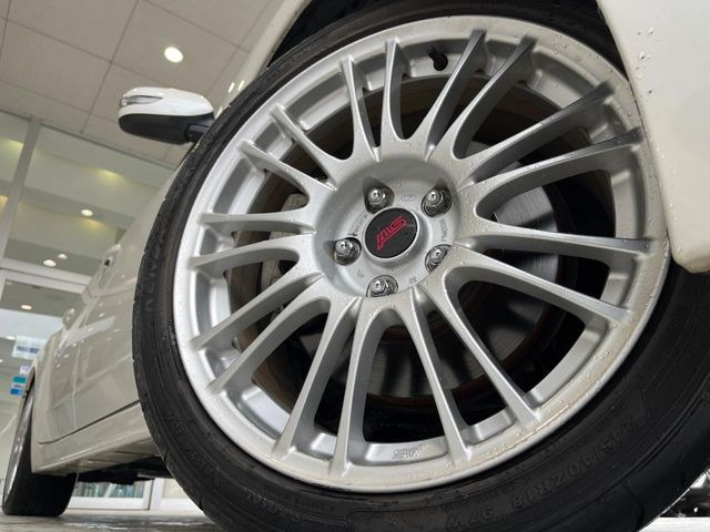 �y����18�C���`�A���~�z�C�[���z�O�ςɃ}�b�`���������A���~�z�C�[���𑕒����Ă���܂��B�e��ЊO�A���~�z�C�[����A�X�^�b�h���X�^�C�����戵�����Ă���܂��B���񂲑��k����������