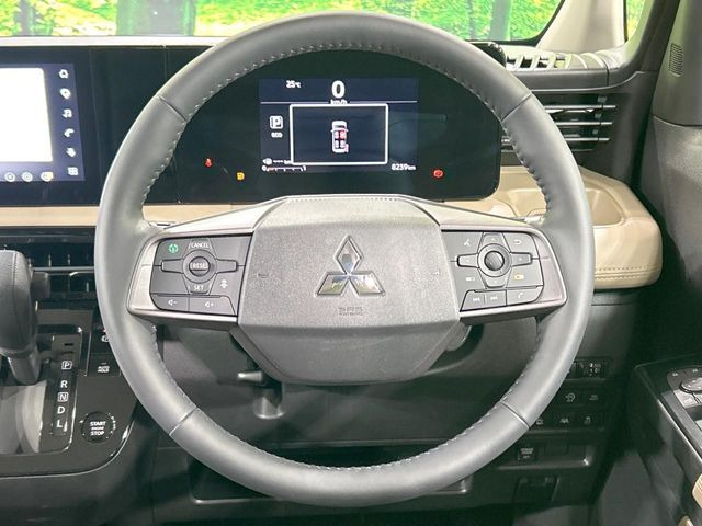 【ステアリングヒーター】冬場に冷たくなりやすい革巻きステアリングを、スイッチ一つで素早く適温に!エアコンよりも早く温まってくれるので、寒い日の運転も快適になりますね♪