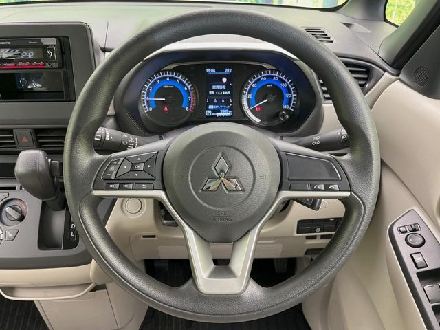 �C���e���A�ɍ��킹���f�U�C���̃X�e�A�����O�́A�^�]�������̂��Ƃ��l���A�^�]���₷���`��A�傫���ł��B�����x�A���ۂɐG���Ă��m���߂��������B