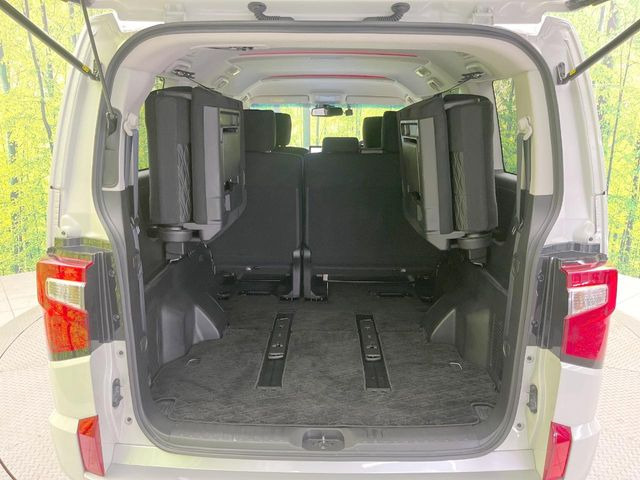 後席を格納すると、これだけの広さが!シーンに合わせたシートアレンジで、大きな荷物も積むことが出来ます♪