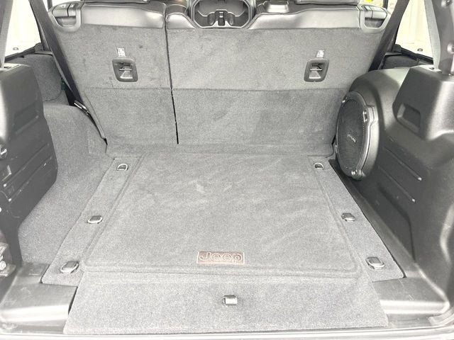 ●トランクルーム:趣味が広がる収容スペース!これだけの広さがあればお買い物やレジャーなどにも最適です!使用感も少なくきれいな状態を維持しております。