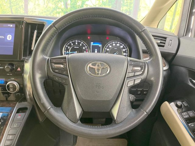 インテリアに合わせたデザインのステアリングは、運転される方のことも考え、運転しやすい形状、大きさです。是非一度、実際に触ってお確かめください。