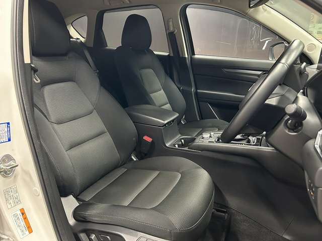 運転席も広々としており運転しやすい環境を実現しています☆室内クリーニングも実施済みです。