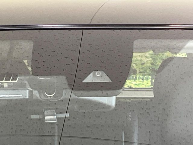 【インテリジェントエマージェンシーブレーキ】フロントカメラで前方の車両や歩行者を検知。衝突しそうな時は衝突被害軽減ブレーキが作動、衝突回避をサポート。より安全にドライブをお楽しみいただけます。