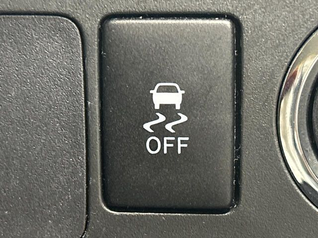 【横滑り防止装置】車両の横滑りを感知すると、自動的に車両の進行方向を保つように車両を制御します。雨の日など滑りやすい路面状況でも安全な運転が可能です。