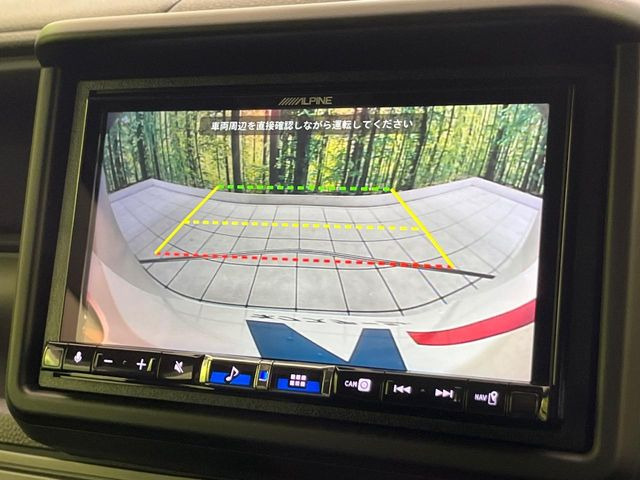 【バックカメラ】駐車時に後方がリアルタイム映像で確認できます。大型商業施設や立体駐車場での駐車時や、夜間のバック時に大活躍!運転スキルに関わらず、今や必須となった装備のひとつです!