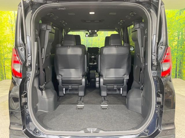 後席を格納すると、これだけの広さが!シーンに合わせたシートアレンジで、大きな荷物も積むことが出来ます♪