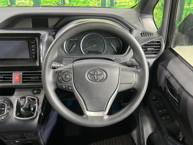 インテリアに合わせたデザインのステアリングは、運転される方のことも考え、運転しやすい形状、大きさです。是非一度、実際に触ってお確かめください。