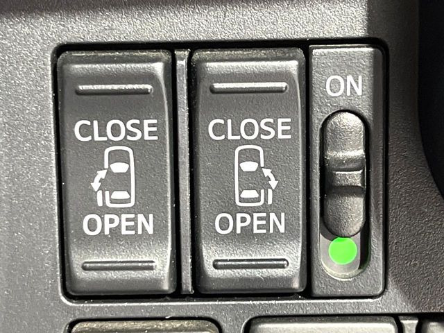 【両側パワースライドドア】スマートキーや運転席のスイッチで後席両側スライドドアの開閉が可能♪電動だから力を入れてドアを開ける必要が無く、小さなお子様でも簡単に開け閉めでき快適です♪