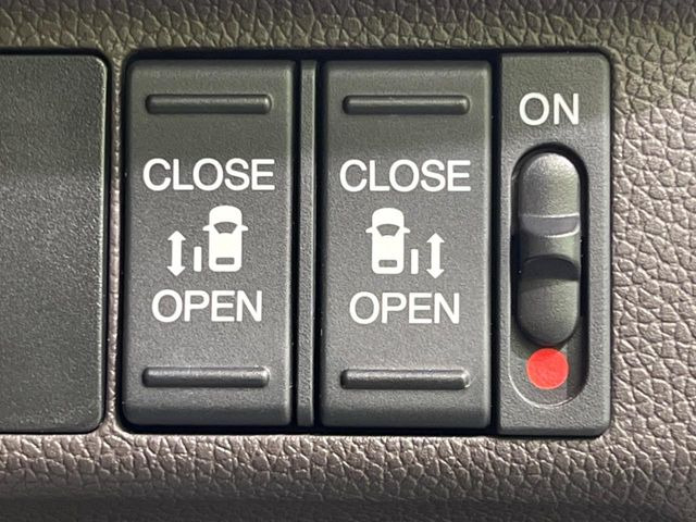 【両側パワースライドドア】スマートキーや運転席のスイッチで後席両側スライドドアの開閉が可能♪電動だから力を入れてドアを開ける必要が無く、小さなお子様でも簡単に開け閉めでき快適です♪