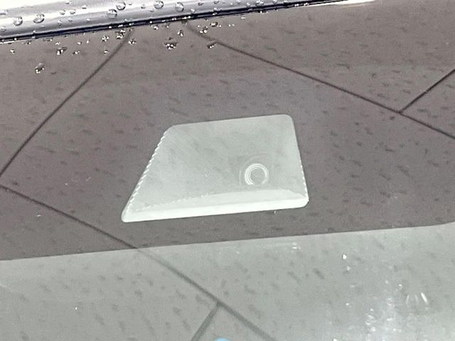 【ホンダセンシング】走行中に前方の車両等を認識し、衝突しそうな時は警報とブレーキで衝突回避と被害軽減をアシスト。より安全にドライブをお楽しみいただけます。
