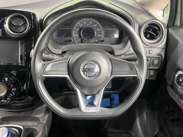 インテリアに合わせたデザインのステアリングは、運転される方のことも考え、運転しやすい形状、大きさです。是非一度、実際に触ってお確かめください。