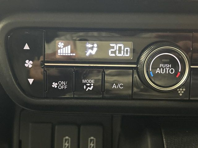 【オートエアコン】一度お好みの温度に設定すれば、車内の温度を検知し風量や温度を自動で調整。暑い&hellip;寒い&hellip;と何度もスイッチ操作をする必要はありません。快適な車内空間には必須の機能ですね♪