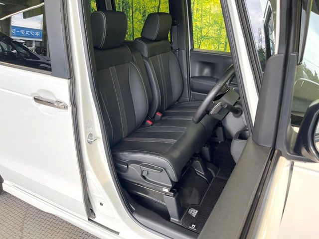 運転席まわりには十分なスペースがあり、大柄な方でもゆったり運転していただける環境です。