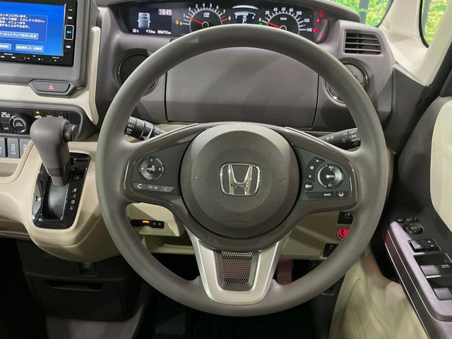 �C���e���A�ɍ��킹���f�U�C���̃X�e�A�����O�́A�^�]�������̂��Ƃ��l���A�^�]���₷���`��A�傫���ł��B�����x�A���ۂɐG���Ă��m���߂��������B