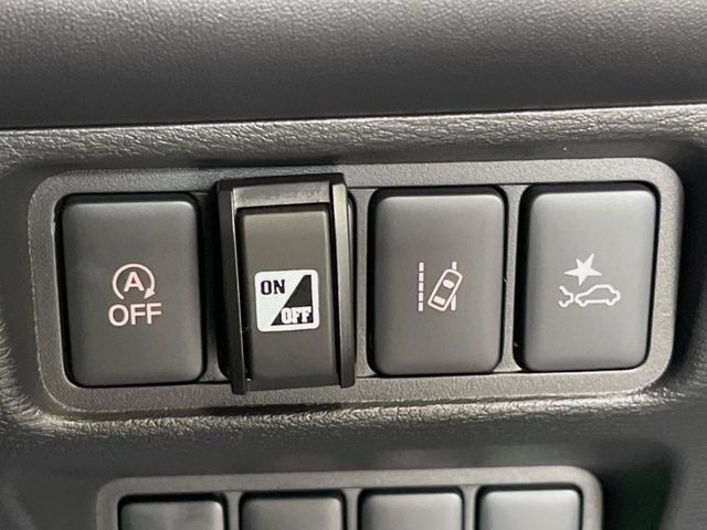 【三菱e-Assist】走行中に前方の車両等を認識し、衝突しそうな時は警報とブレーキで衝突回避と被害軽減をアシスト。より安全にドライブをお楽しみいただけます。