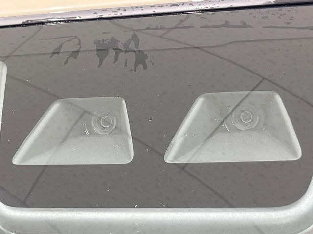 【スマートアシスト】走行中に前方の車両等を認識し、衝突しそうな時は警報とブレーキで衝突回避と被害軽減をアシスト。より安全にドライブをお楽しみいただけます。