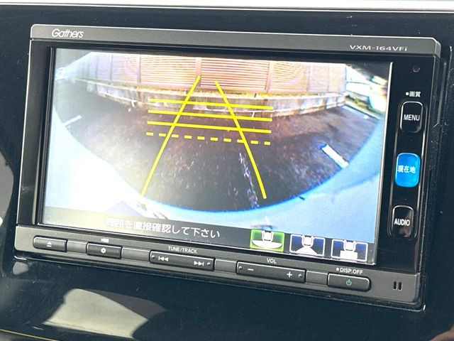 【バックカメラ】駐車時に後方がリアルタイム映像で確認できます。大型商業施設や立体駐車場での駐車時や、夜間のバック時に大活躍!運転スキルに関わらず、今や必須となった装備のひとつです!