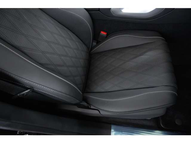 �Ïl�����ɂ߂�V8�G���W���ƁA�H�ʂ�Y�ꂳ����悤�Ȋ��炩�ȏ��S�n�́A�܂��ɕʎ����B