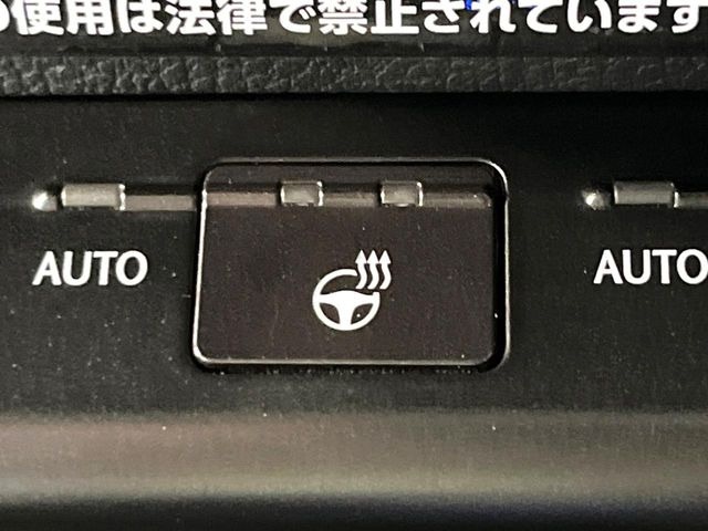 【ステアリングヒーター】冬場に冷たくなりやすい革巻きステアリングを、スイッチ一つで素早く適温に!エアコンよりも早く温まってくれるので、寒い日の運転も快適になりますね♪