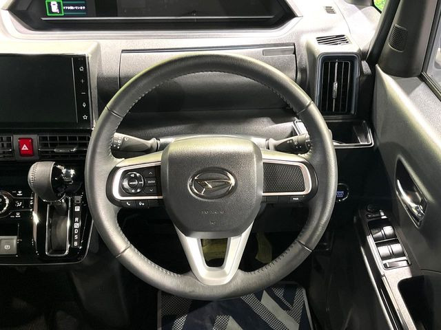 【純正革巻きステアリング】上質な革を使用することで、手にしっかり馴染みとても運転しやすいハンドルです♪