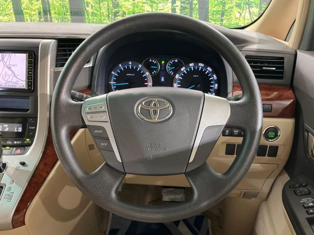 �C���e���A�ɍ��킹���f�U�C���̃X�e�A�����O�́A�^�]�������̂��Ƃ��l���A�^�]���₷���`��A�傫���ł��B�����x�A���ۂɐG���Ă��m���߂��������B