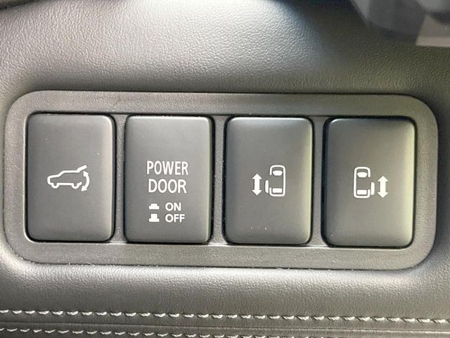 【両側スライドドア】駐車場で隣の車との間隔が狭く乗りにくい時、スライドドアなら安心!ドアオープン時も幅を取らず、開口部が広いので乗り降りがとっても簡単です。大きな荷物の出し入れも後席から可能♪