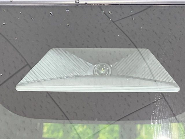【ホンダセンシング】走行中に前方の車両等を認識し、衝突しそうな時は警報とブレーキで衝突回避と被害軽減をアシスト。より安全にドライブをお楽しみいただけます。