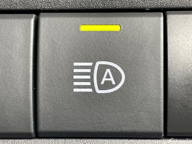 【オートマチックハイビーム】夜間の安全走行に役立つ便利な機能!先行車や対向車を検知し、ハイビームとロービームを自動で切り替えてくれます♪