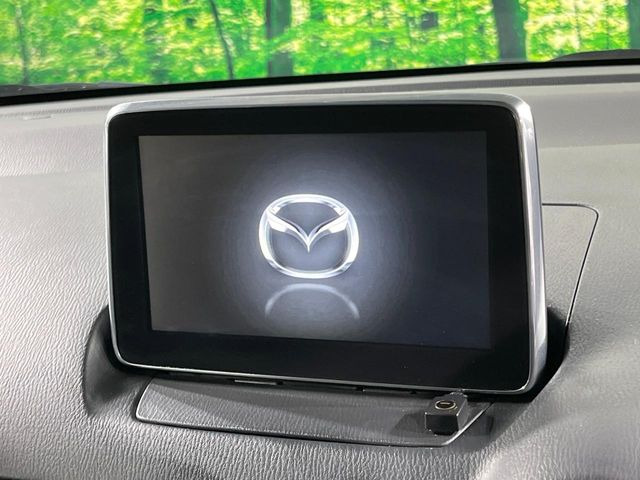 【マツダコネクトナビ】車内の雰囲気にマッチした一体型タイプのナビ。各種車輌設定やBluetooth再生等、様々な機能が楽しめます。直感的なダイヤル操作が可能で、使い勝手も良好です。