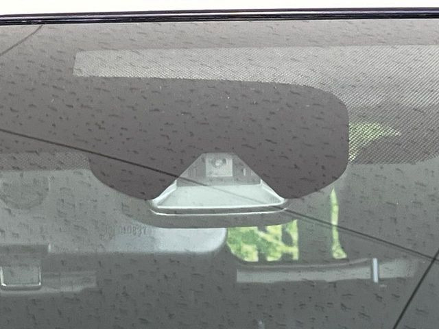 【エマージェンシーブレーキ】走行中に前方の車両等を認識し、衝突しそうな時は警報とブレーキで衝突回避と被害軽減をアシスト。より安全にドライブをお楽しみいただけます。