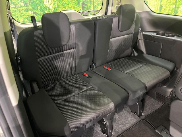 3列目シートはもちろん状態良好☆大人でもゆったりと座って頂けますので、大人数でのお出かけもラクラクです♪ご家族で、気の知れた仲間で、ドライブに行くのが楽しみですね♪