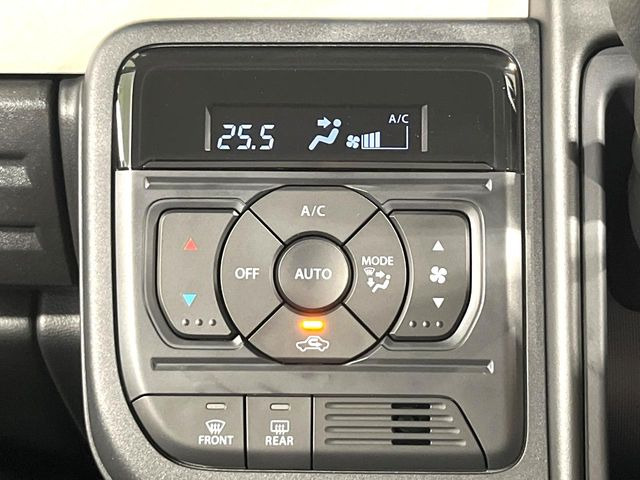 【オートエアコン】一度お好みの温度に設定すれば、車内の温度を検知し風量や温度を自動で調整。暑い&hellip;寒い&hellip;と何度もスイッチ操作をする必要はありません。快適な車内空間には必須の機能ですね♪