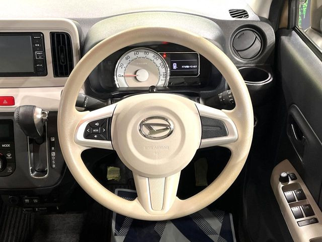 �C���e���A�ɍ��킹���f�U�C���̃X�e�A�����O�́A�^�]�������̂��Ƃ��l���A�^�]���₷���`��A�傫���ł��B�����x�A���ۂɐG���Ă��m���߂��������B