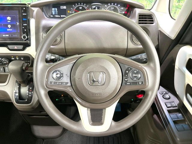 【ステアリングスイッチ】運転中、前方から目線をそらすことなく、オーディオ等の操作が可能な便利機能!安心&快適なドライブを演出してくれます♪
