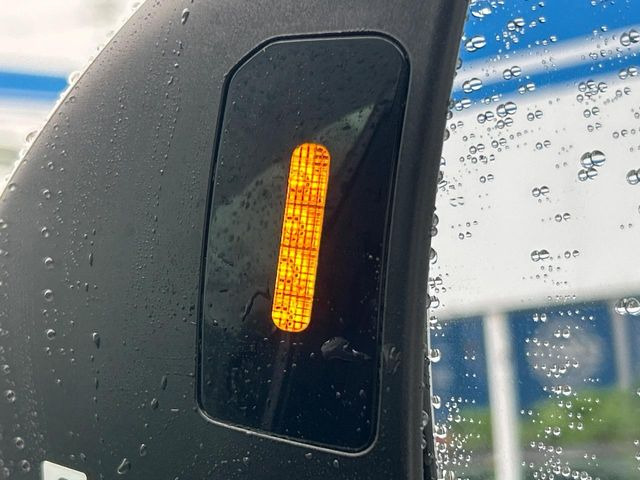 【リヤビークルディティクション】走行中、ドアミラーの死角になりやすい箇所に後続車が接近するとサイドミラー付近に警告を表示、ドライバーに注意喚起と、万一の際はハンドル操作をアシストをします。