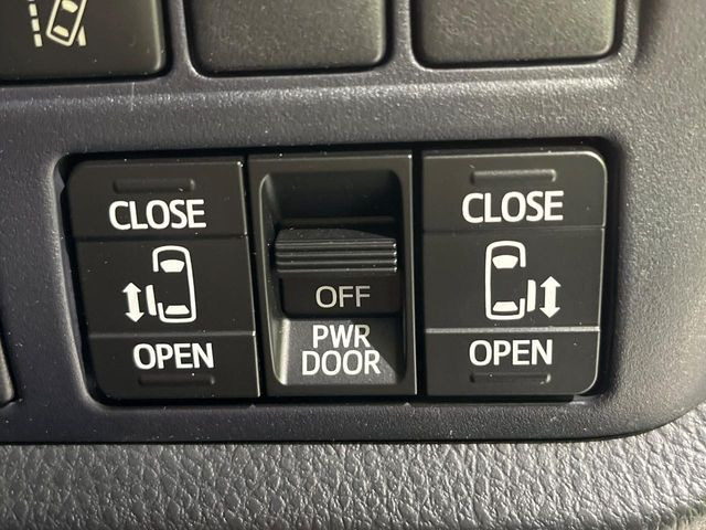 【両側パワースライドドア】スマートキーや運転席のスイッチで後席両側スライドドアの開閉が可能♪電動だから力を入れてドアを開ける必要が無く、小さなお子様でも簡単に開け閉めでき快適です♪