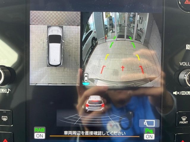 【マルチテレインモニター】車のフロントやサイドのカメラ画像を同時にモニター表示することで、悪路や狭い道を走行時でも周囲の状況確認ができ安心!本格SUVにうれしい装備です♪