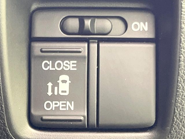 【パワースライドドア】スマートキーや運転席のスイッチでスライドドアの開閉が可能♪電動だから力を入れてドアを開ける必要が無く、小さいお子様でも、重い荷物を持っている時もラクに開け閉めできます♪