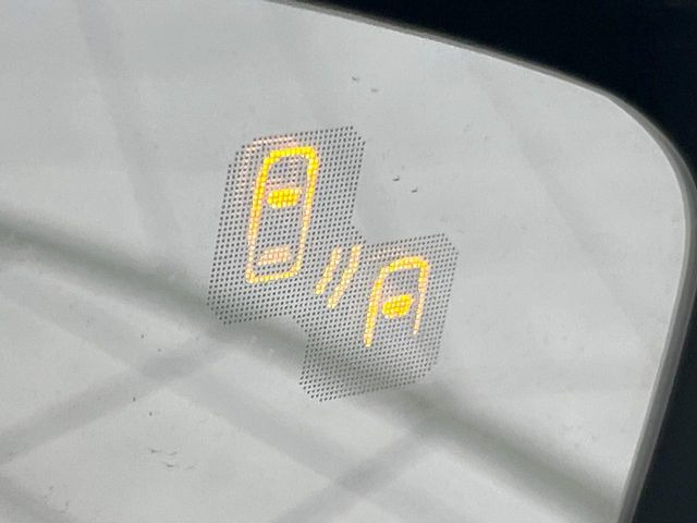 【ブラインドスポットモニタリング】走行中、ドアミラーの死角になりやすい箇所に後続車が接近するとサイドミラー付近に警告を表示、ドライバーに注意喚起をしてくれます。
