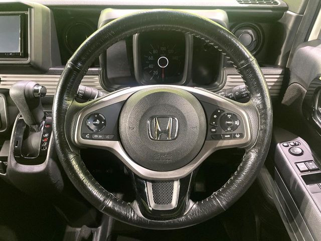�C���e���A�ɍ��킹���f�U�C���̃X�e�A�����O�́A�^�]�������̂��Ƃ��l���A�^�]���₷���`��A�傫���ł��B�����x�A���ۂɐG���Ă��m���߂��������B