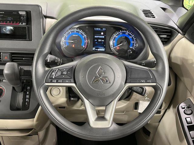 �C���e���A�ɍ��킹���f�U�C���̃X�e�A�����O�́A�^�]�������̂��Ƃ��l���A�^�]���₷���`��A�傫���ł��B�����x�A���ۂɐG���Ă��m���߂��������B